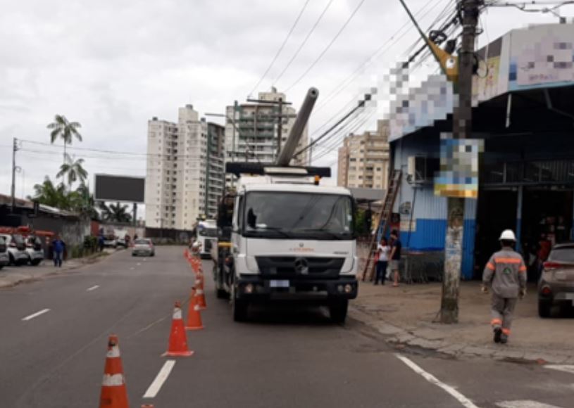 Rua é parcialmente bloqueada para serviço em Manaus