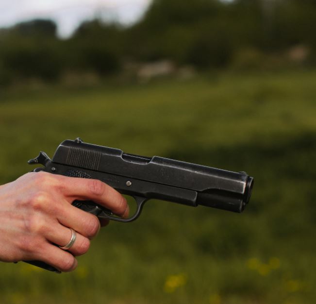 Dupla que assaltava visitantes no entorno de cemitério é presa em Manaus