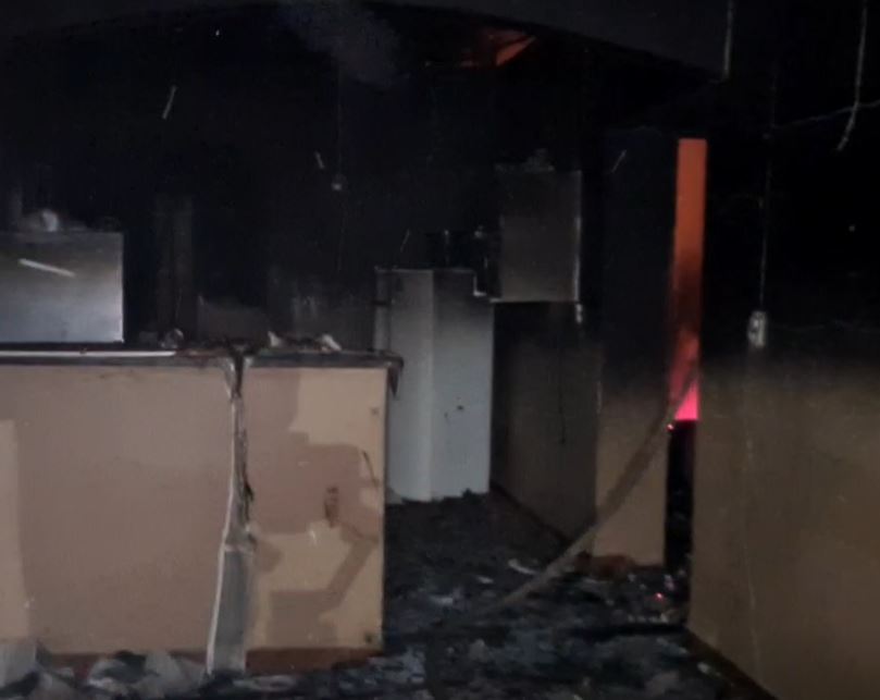 Casa é incendiada durante confronto entre facções em Manaus