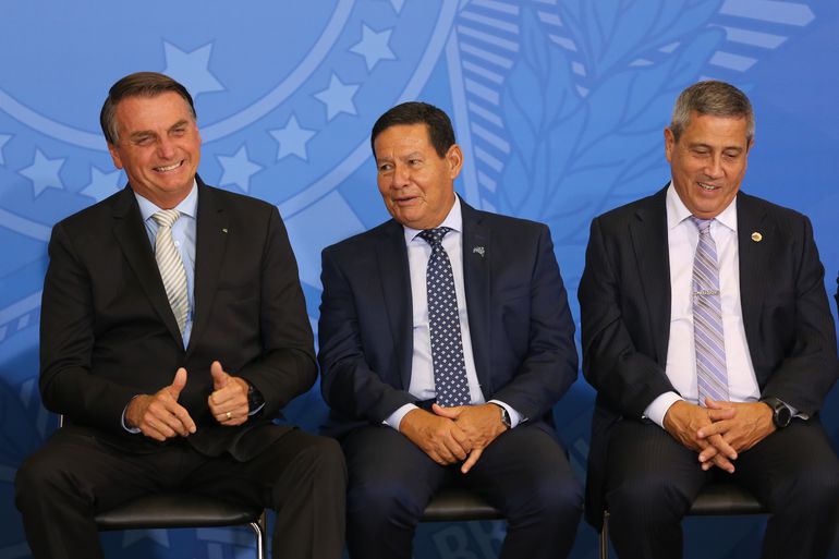 Governo muda regra e permite aumento de salários de Bolsonaro e Mourão 