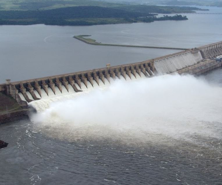 Após polêmica, Eletrobras abre comportas da Hidrelétrica de Balbina