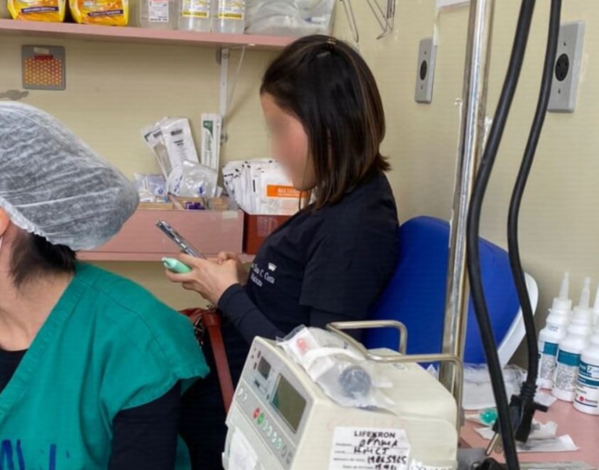 Estudante de medicina é flagrada com cigarro eletrônico durante parto 