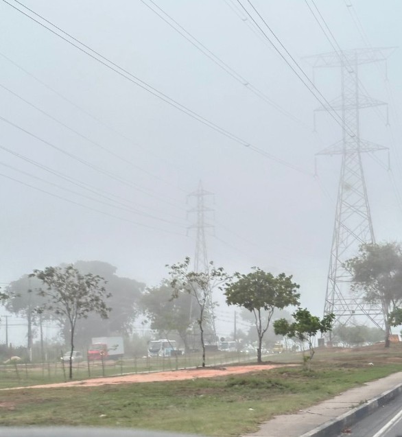 Manaus amanhece sob forte neblina nesta segunda-feira
