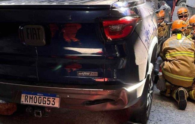 Idosa morre atropelada pelo próprio carro no estacionamento de casa