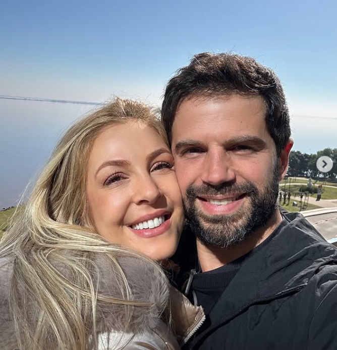 Duda Nagle posa com nova namorada e Sabrina Sato reage 