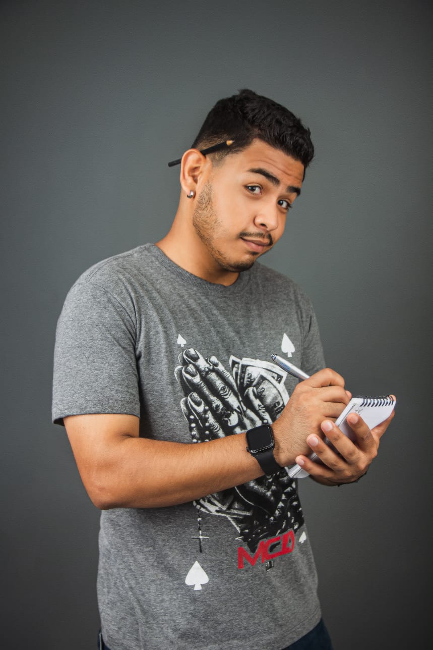 Duelo de piadas: pai vs filho movimenta Teatro Gebes Medeiros