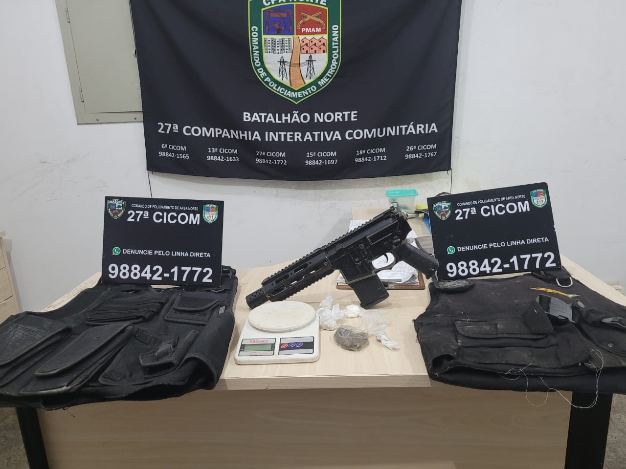 Polícia apreende fuzil falso e coletes à prova de balas em Manaus