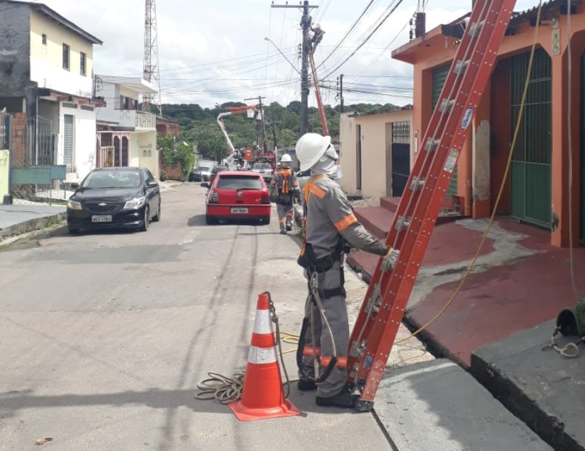 Manutenção em rede elétrica interrompe fornecimento em 5 bairros de Manaus