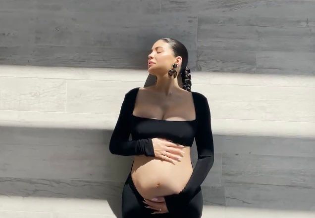 Oficial! Kylie Jenner mostra vídeo confirmando 2ª gravidez à família