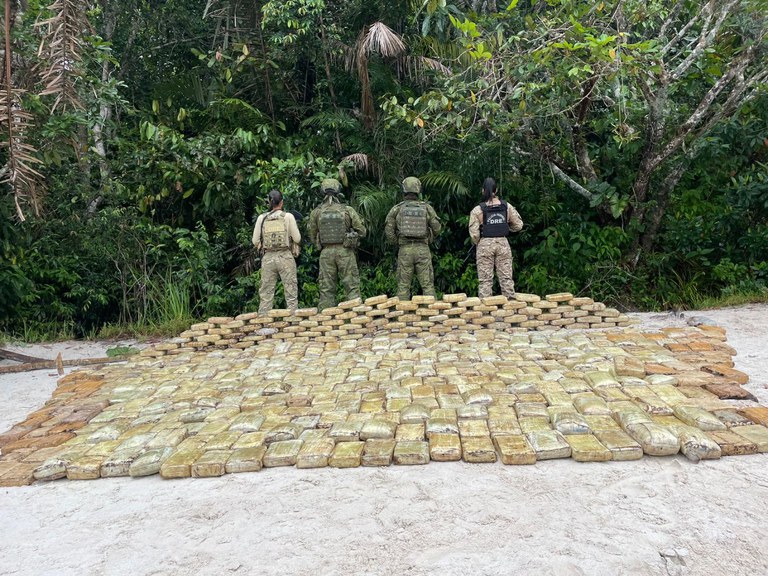 PF apreende embarcações e 600 kg de drogas em floresta no Amazonas