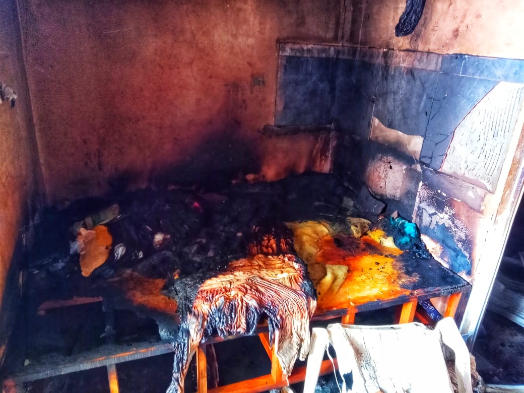 Curto em ar-condicionado causa incêndio e casa fica destruída em Manaus