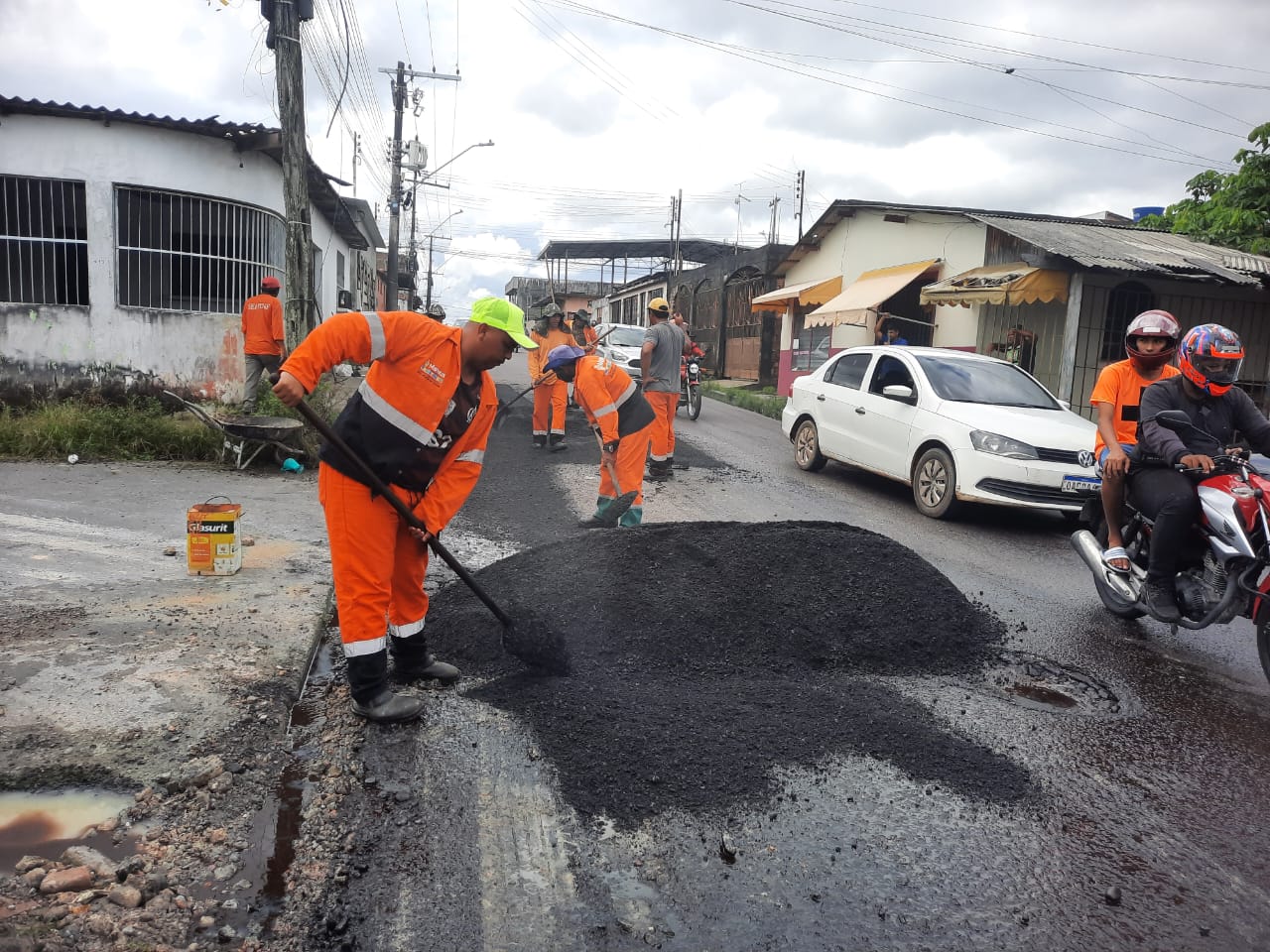 Ruas de Manaus passam por recuperação asfáltica na zona Norte