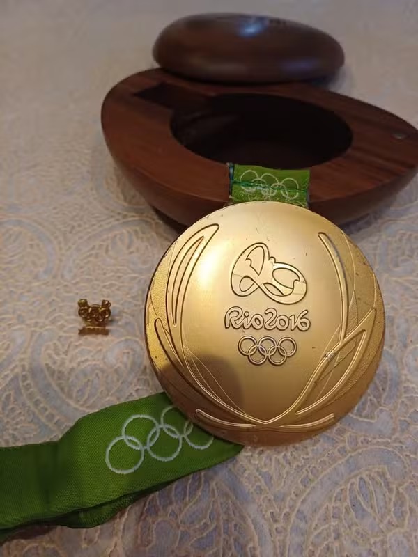 Olimpíadas: medalha de ouro do Brasil no futebol é vendida por R$ 170 mil
