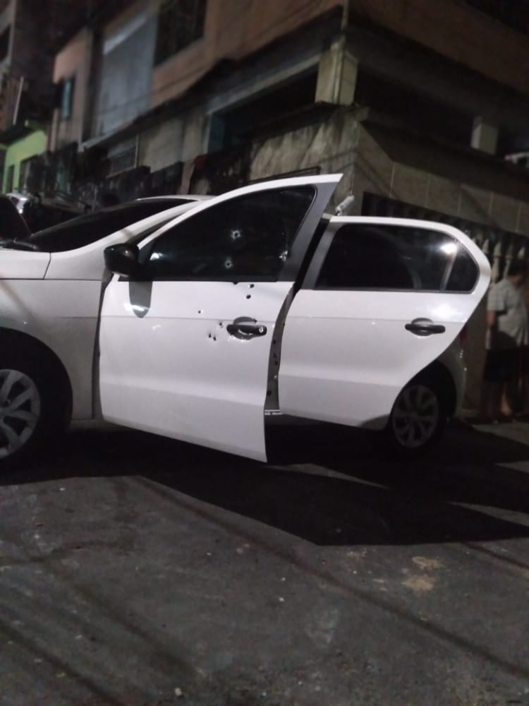 Jovem tem carro interceptado, leva vários tiros e escapa da morte em Manaus