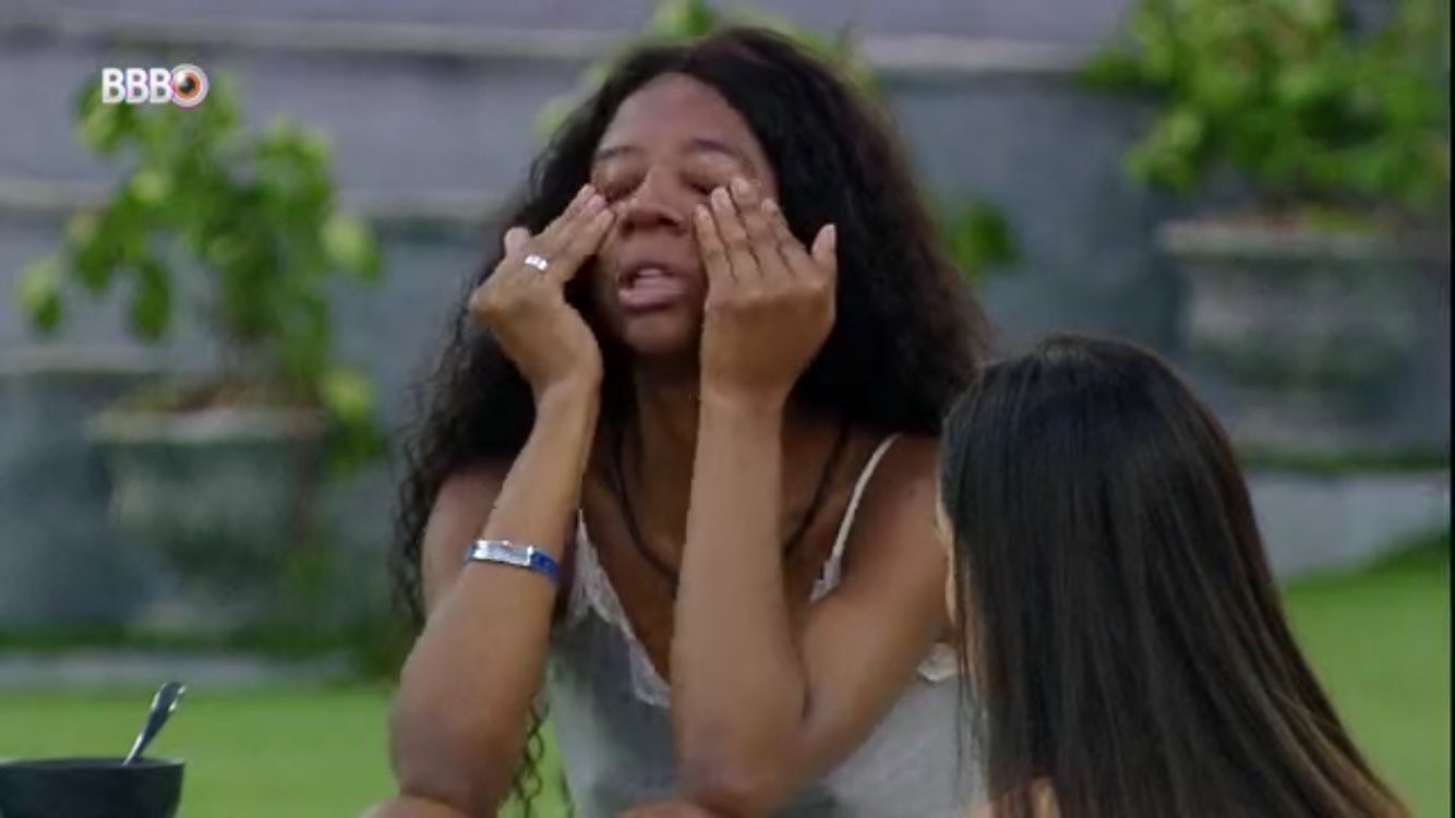 Juliette e Camilla discutem por religião e influenciadora cai no choro