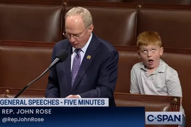 Filho de deputado faz caretas enquanto pai faz discurso em defesa de Trump