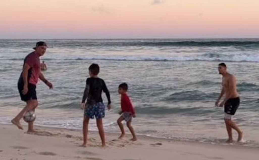 Tite, do Flamengo, joga altinha com netos e dá passe de chaleira