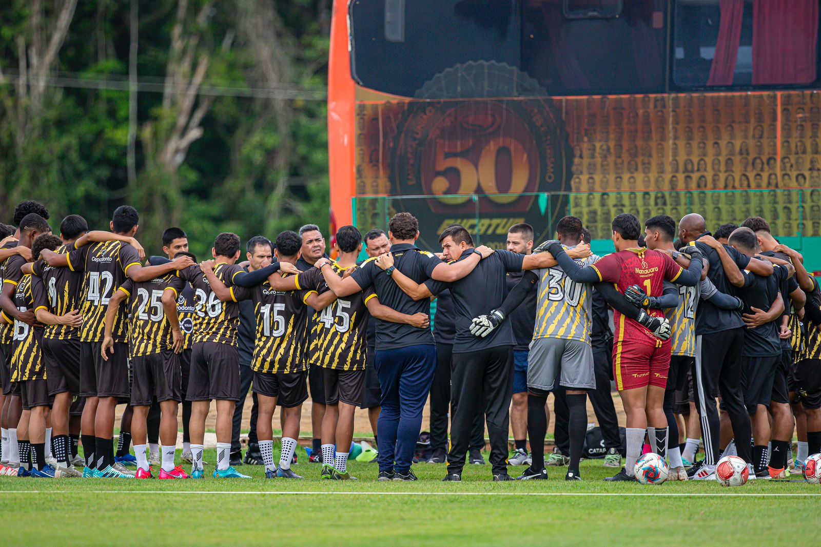 Base aurinegra faz amistoso com time profissional do Manaus