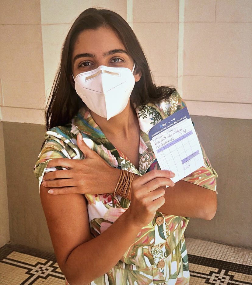 Filha de Regina Casé se vacina aos 31 anos e mãe explica: ‘é PCD’