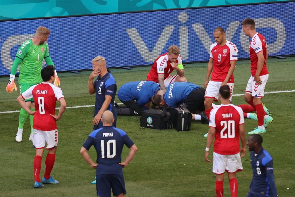 Jogador tem convulsão durante Eurocopa e médicos tentam reanimá-lo em campo