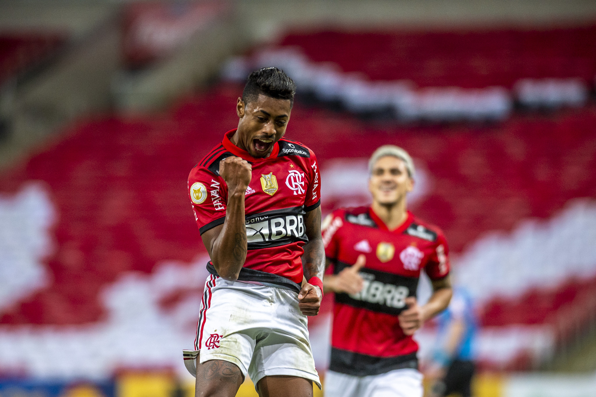 Na despedida de Gerson, Flamengo bate Fortaleza no Maracanã
