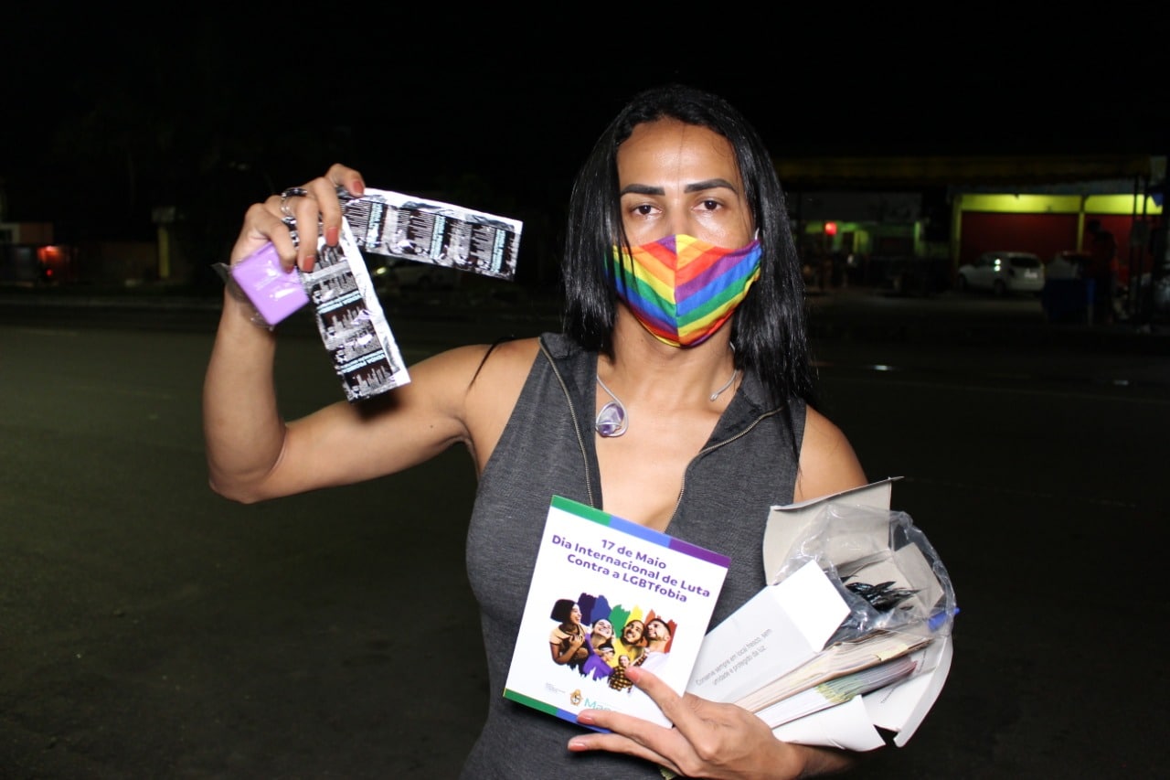 Ação oferta teste de HIV em alusão ao Dia de Luta contra a LGBTfobia