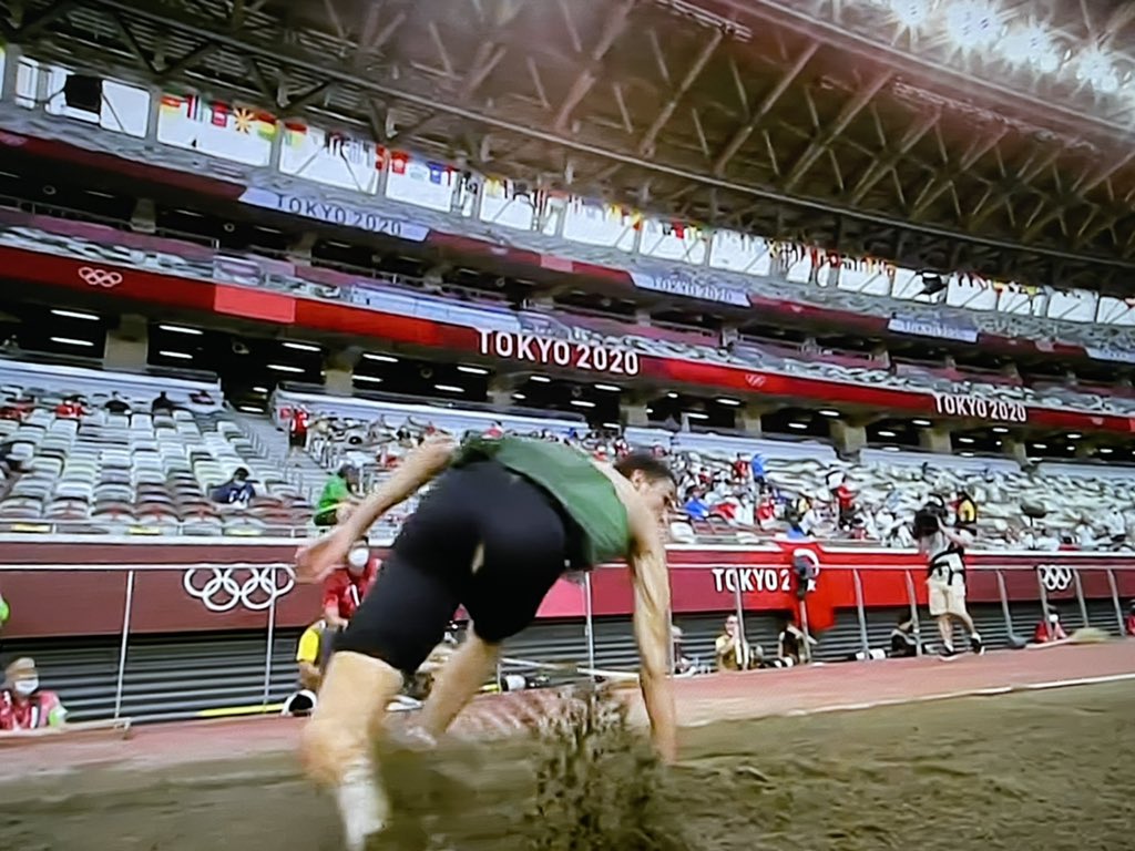 Argelino rasga short na bunda durante prova ao vivo; vídeo viralizou