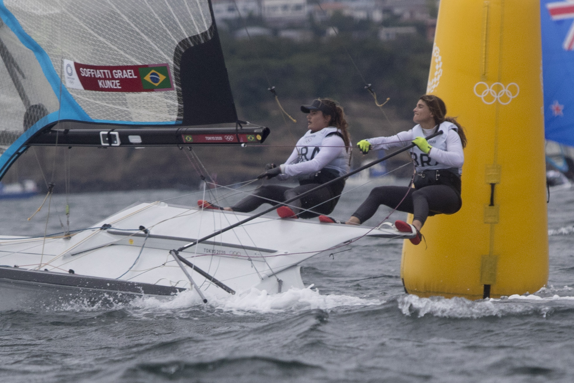 Bicampeãs olímpicas: Martine Grael e Kahena Kunze conquistam ouro na vela