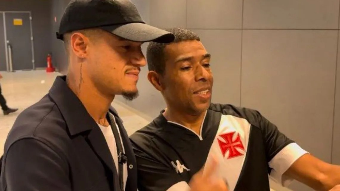 Em negociação com o Vasco, Philippe Coutinho chega ao Brasil