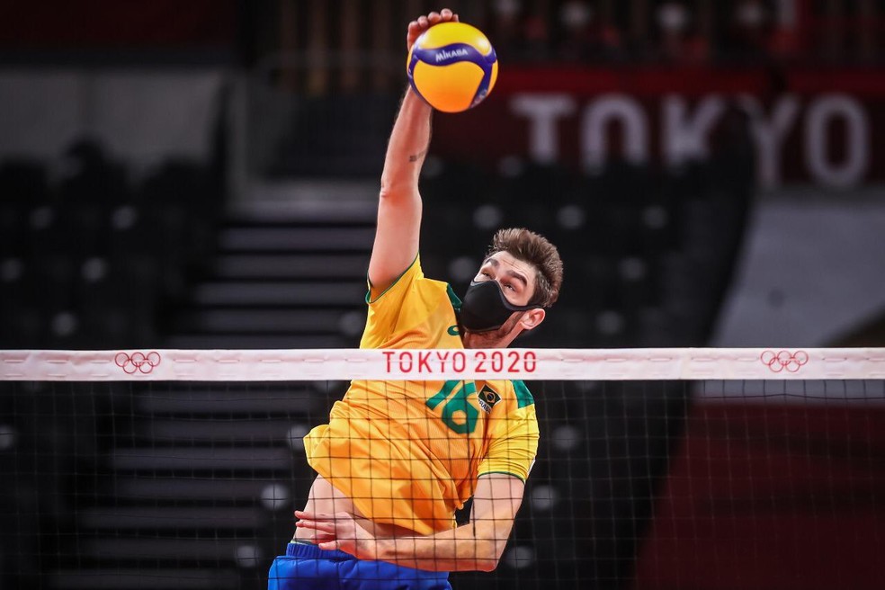 Lucão de máscara na estreia do vôlei: proteção aos filhos