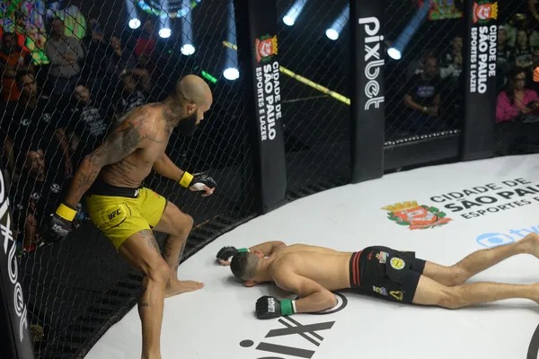 Wagner Reis derruba amazonense com 37 segundos e leva cinturão dos moscas