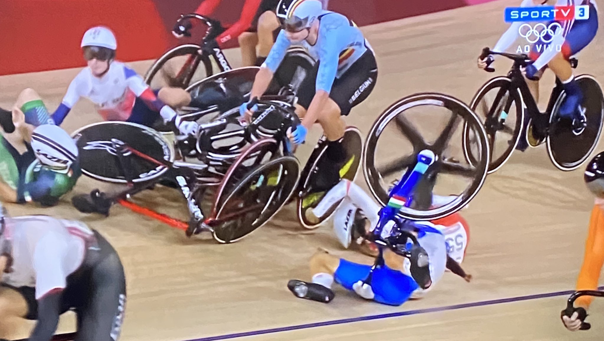 Acidente causa efeito dominó e derruba atletas na prova de ciclismo