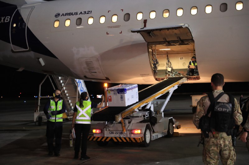 Amazonas recebe 7 mil doses de vacina contra Covid-19