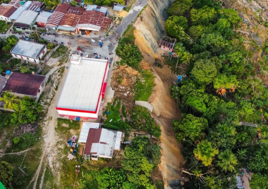 Desbarrancamento atinge 30 casas e deixa famílias desabrigadas no Amazonas