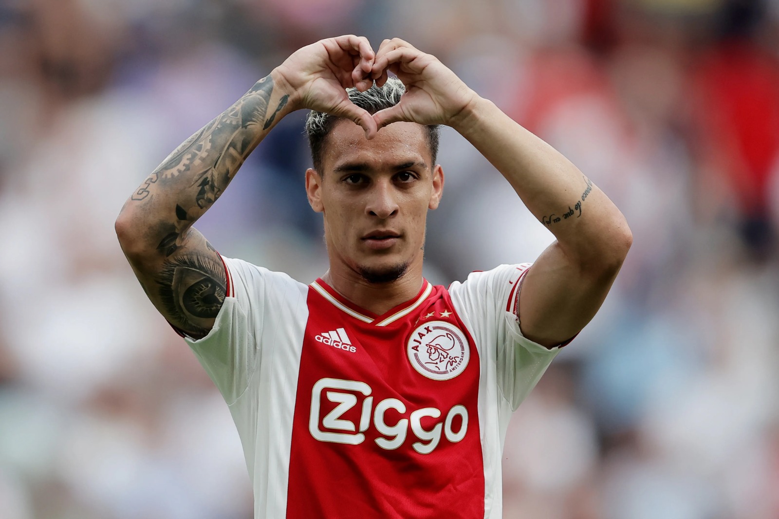 Antony volta a negar acusações de violência contra ex-namorada