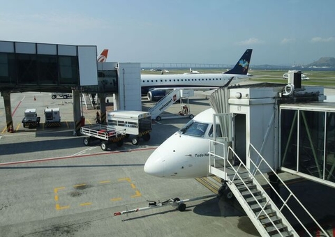 Bebê ganha direito vitalício de voar por companhia ao nascer durante voo