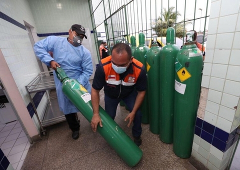 Bolsonaro anuncia que governo zerou imposto sobre oxigênio após polêmica