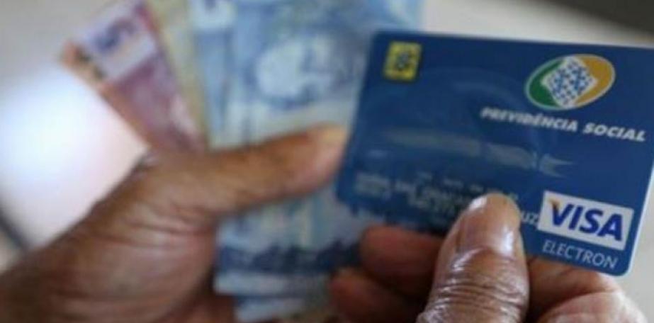 Governo deve antecipar abono salarial e 13º de aposentados do INSS 