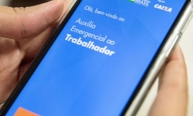 Parcela de R$ 300 do auxílio para informais deve ser creditada este mês