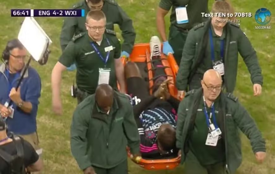 Usain Bolt sofre grave lesão e sai de maca em jogo beneficente