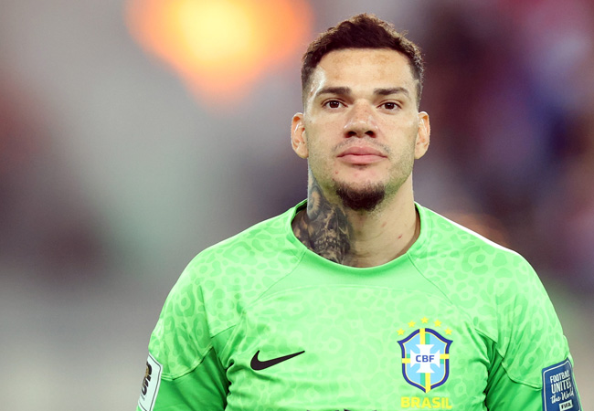 Ederson fica com o prêmio de melhor goleiro do mundo