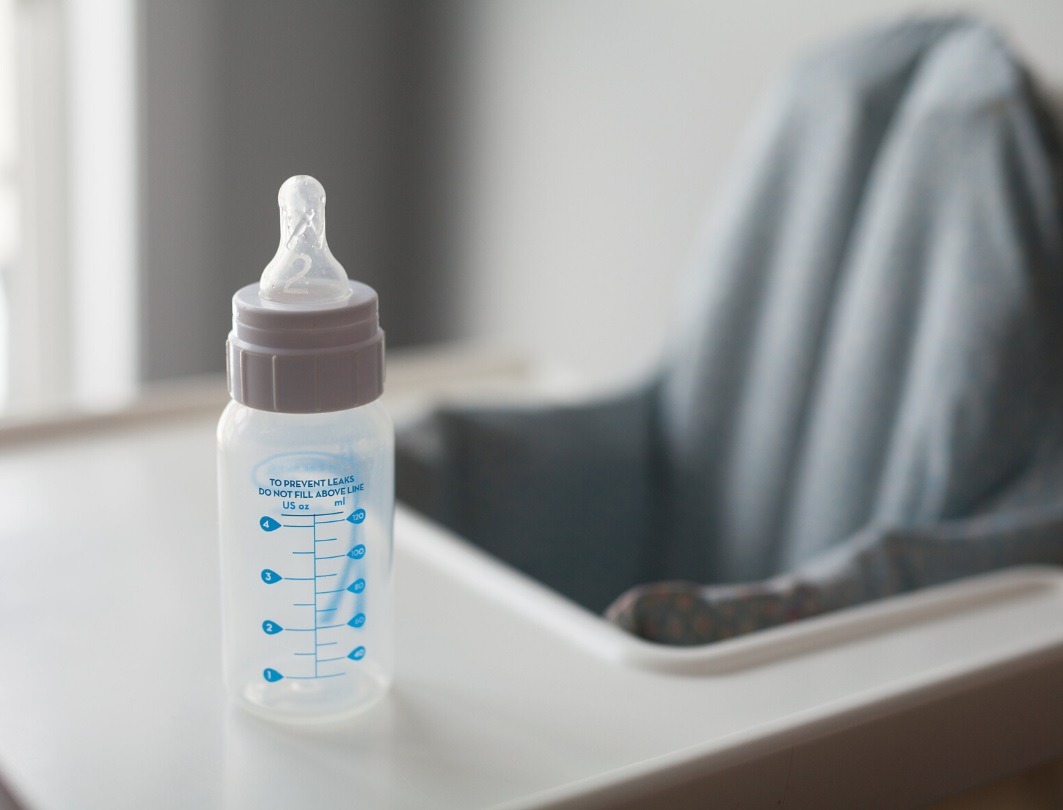 DPE garante leite especial para criança de 8 meses com alergia alimentar