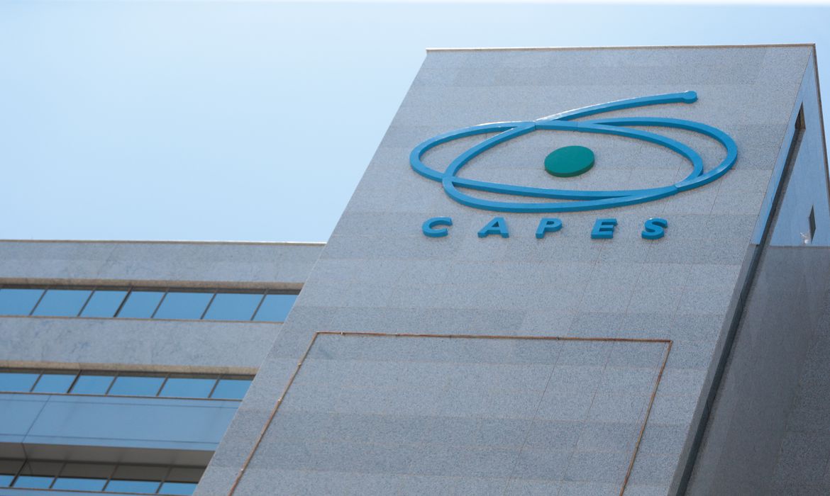 Capes abre inscrições para 1,4 mil vagas em programa de pós-doutorado