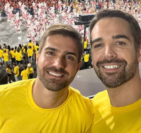 Eduardo Leite curte desfile na Sapucaí com namorado
