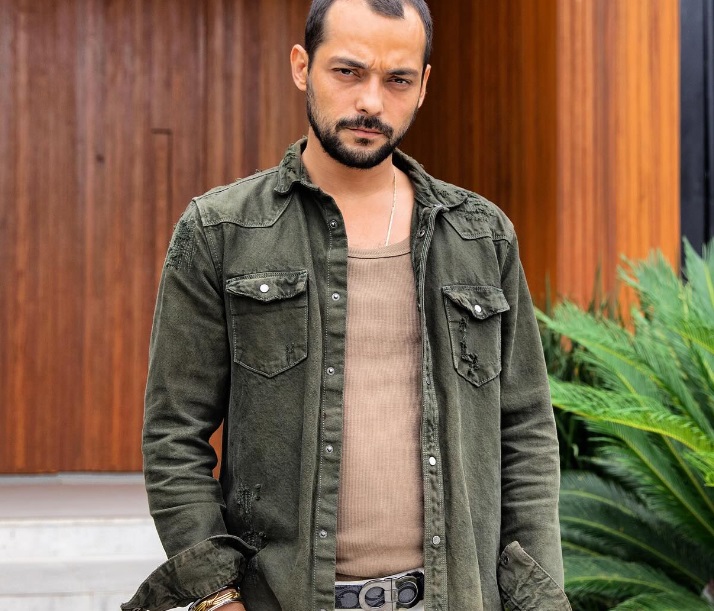 Eduardo Sterblitch diz que já trans0u no banheiro de Luciano Huck