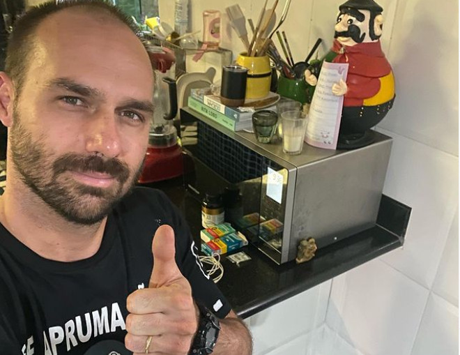 Com covid, Eduardo Bolsonaro diz que está com tosse e cansado