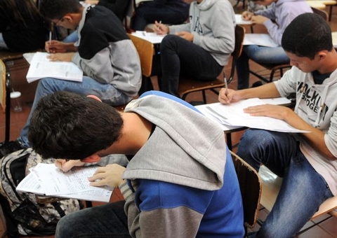 Exigência de nota mínima na redação do Enem para quem tem Fies é adiada