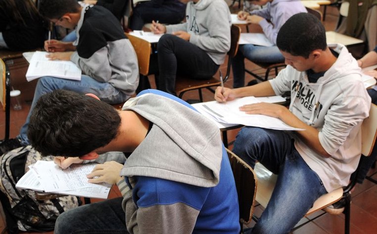 Exigência de nota mínima na redação do Enem para quem tem Fies é adiada