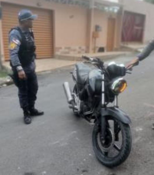 Assaltante é preso após roubar moto e tentar fugir da PM no Santa Etelvina 