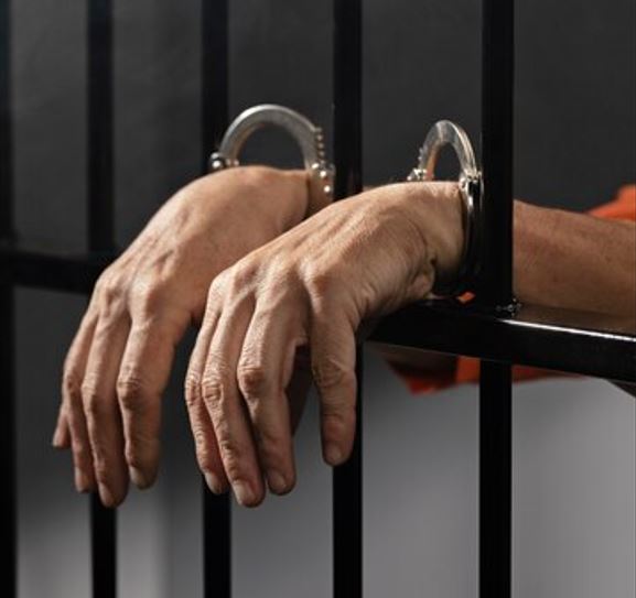 Condenado por roubo é preso enquanto passeava em avenida em Manaus